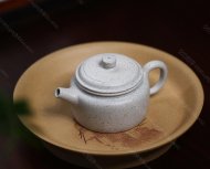 碧螺壺中香撲面，綠茶盞內味如春。