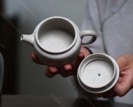 碧螺壺中香撲面，綠茶盞內味如春。