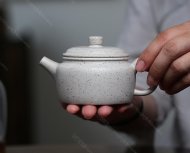 碧螺壺中香撲面，綠茶盞內味如春。