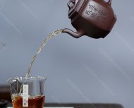 泉眼無聲惜細流，樹蔭照水愛晴柔。