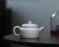 碧螺壺中香撲面，綠茶盞內味如春。