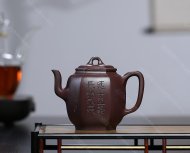 泉眼無聲惜細流，樹蔭照水愛晴柔。