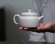 碧螺壺中香撲面，綠茶盞內味如春。