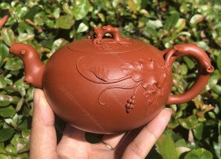 樹樁葡萄壺；朱泥380CC