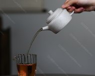 碧螺壺中香撲面，綠茶盞內味如春。